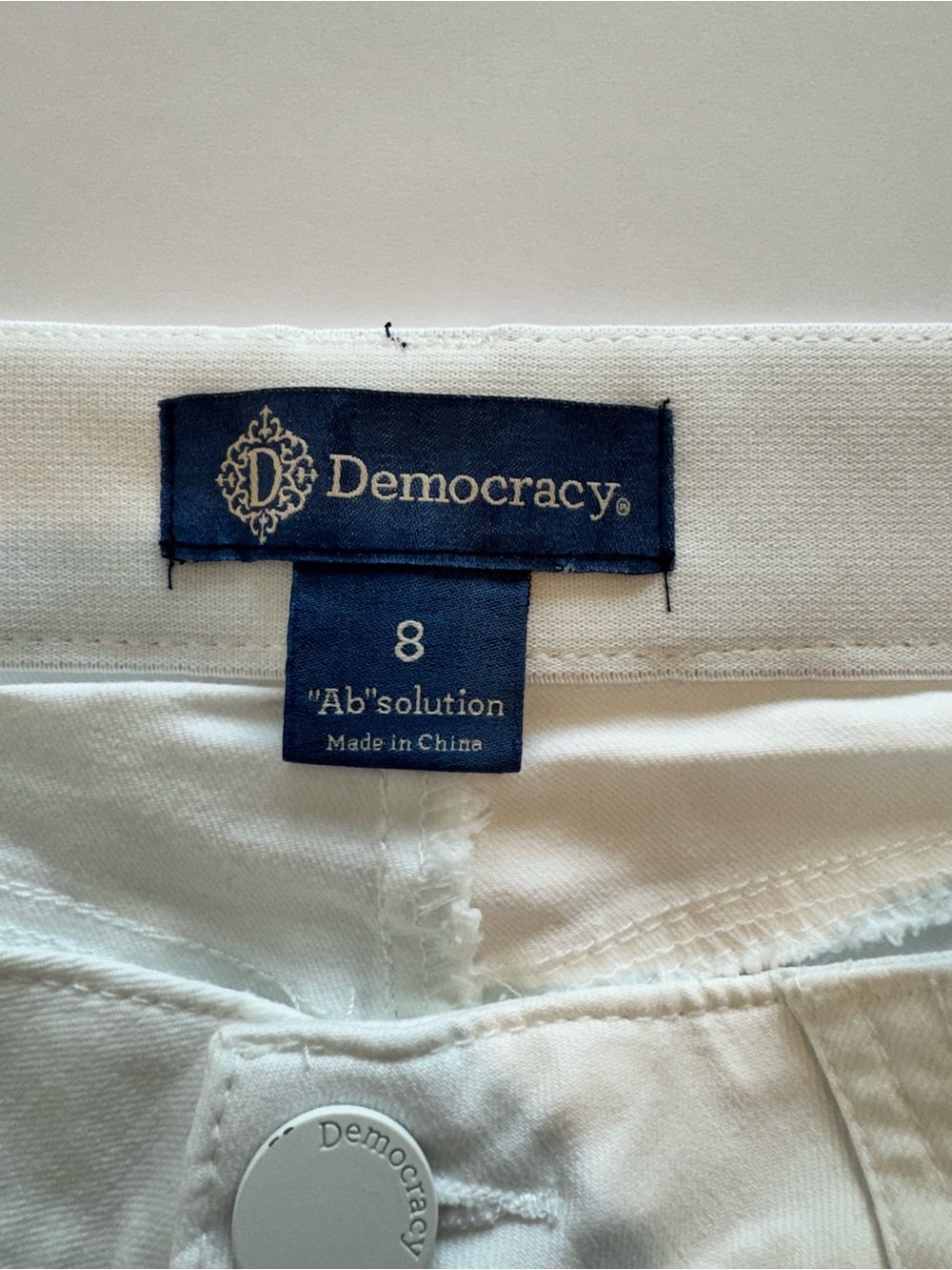Democracy “Ab”solution White Bermuda Shorts Size 8 NWOT Stretch Mid Rise - Picture 3 of 11